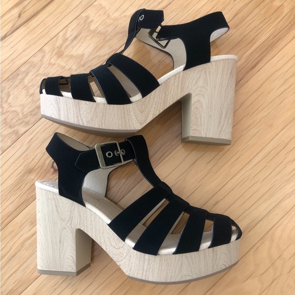 NWOT beige heel sandals with black straps - Picture 1 of 5